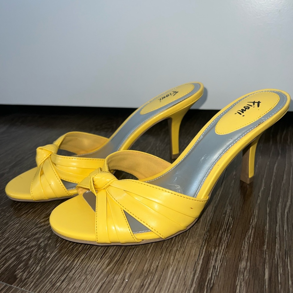 Yellow leather vintage kitten heels with bow detail #glamour #y2k #vintage